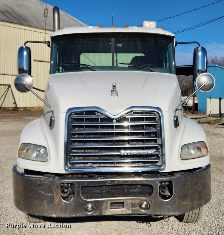 image for item KT9386 2013 Mack CXU613 semi truck
