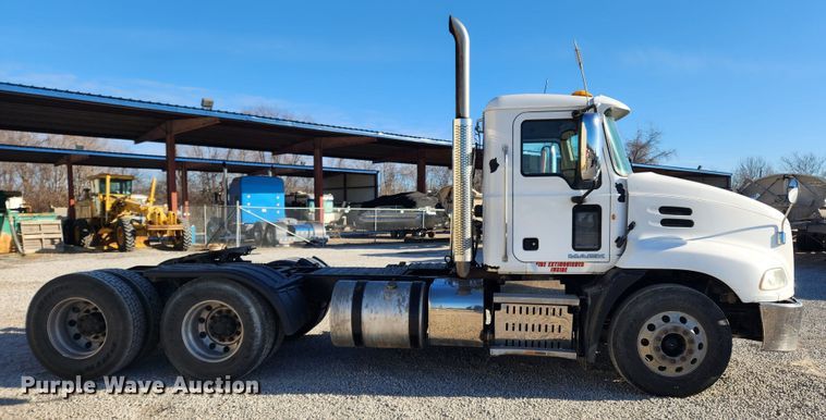 image for item KT9386 2013 Mack CXU613 semi truck