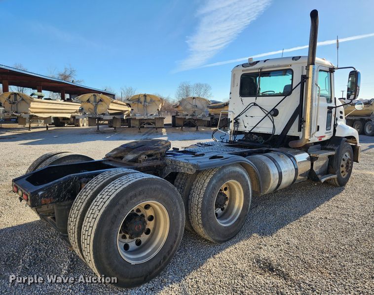 image for item KT9386 2013 Mack CXU613 semi truck