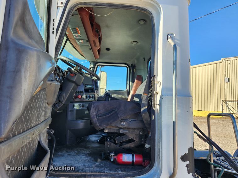 image for item KT9386 2013 Mack CXU613 semi truck