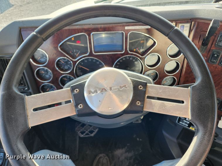 image for item KT9386 2013 Mack CXU613 semi truck