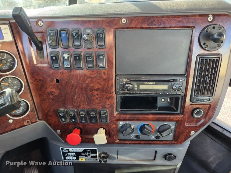 image for item KT9386 2013 Mack CXU613 semi truck