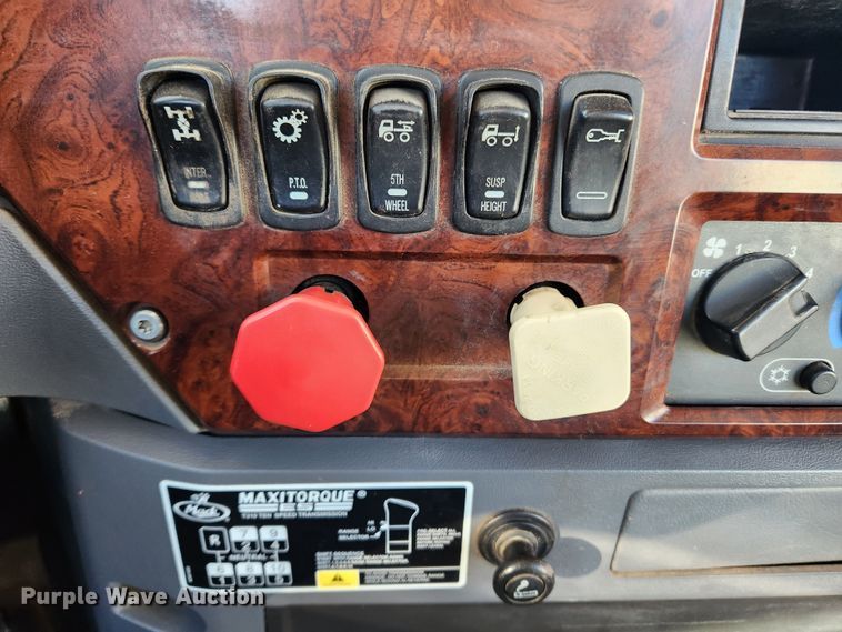 image for item KT9386 2013 Mack CXU613 semi truck