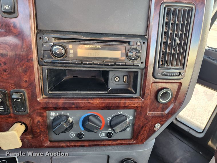 image for item KT9386 2013 Mack CXU613 semi truck