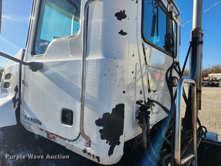 image for item KT9386 2013 Mack CXU613 semi truck