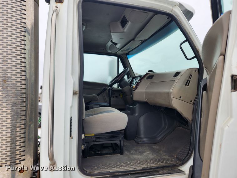 image for item KT9412 2007 Sterling A9500  semi truck