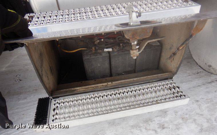 image for item KU9727 2012 Peterbilt 386  semi truck