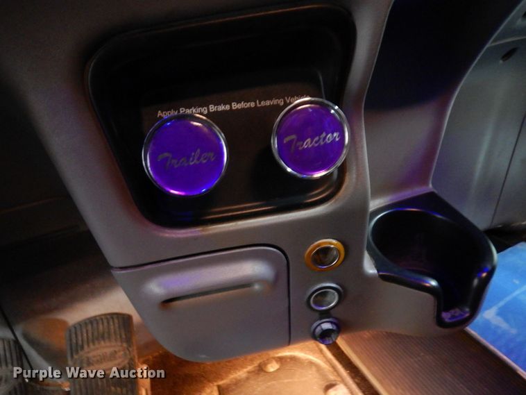 image for item KU9727 2012 Peterbilt 386  semi truck