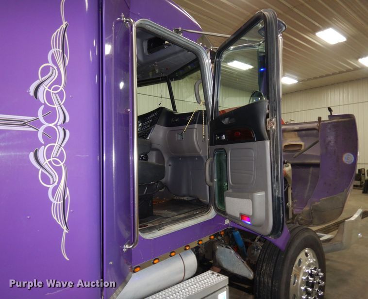 image for item KU9727 2012 Peterbilt 386  semi truck