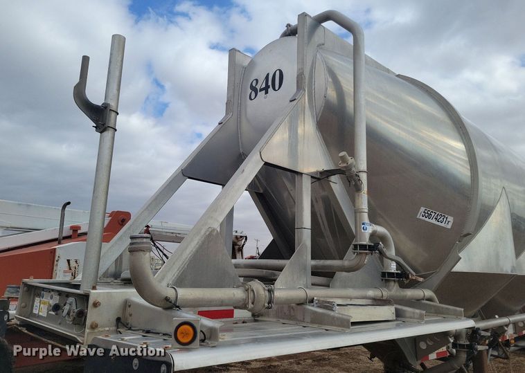 image for item LG9515 2012 Heil  pneumatic dry bulk trailer