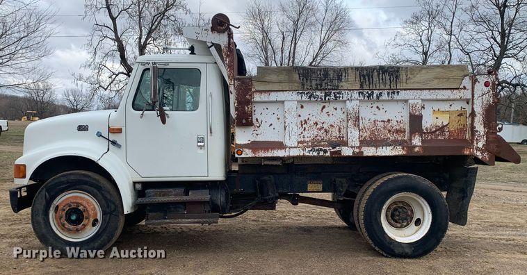 image for item LI9083 1999 International 4700  dump truck