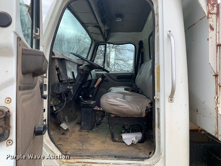 image for item LI9083 1999 International 4700  dump truck