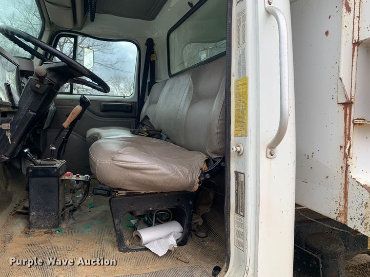 image for item LI9083 1999 International 4700  dump truck