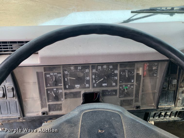 image for item LI9083 1999 International 4700  dump truck