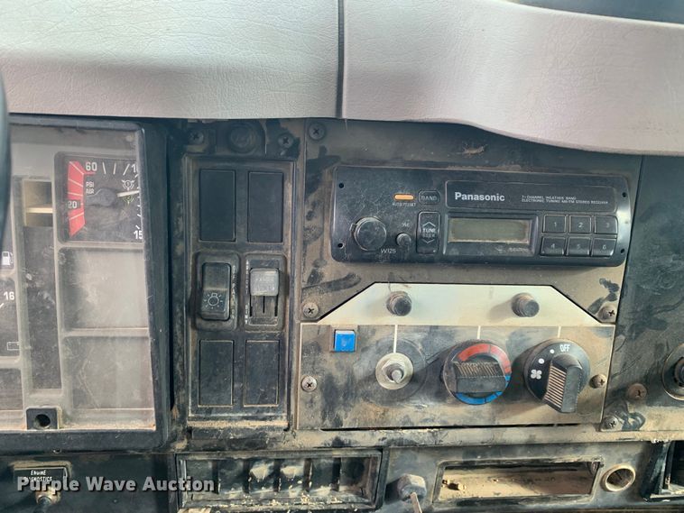 image for item LI9083 1999 International 4700  dump truck