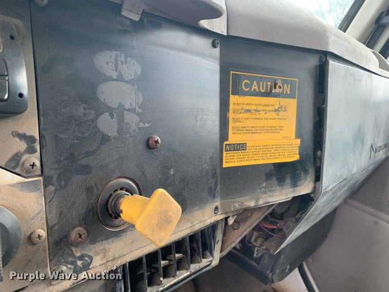 image for item LI9083 1999 International 4700  dump truck