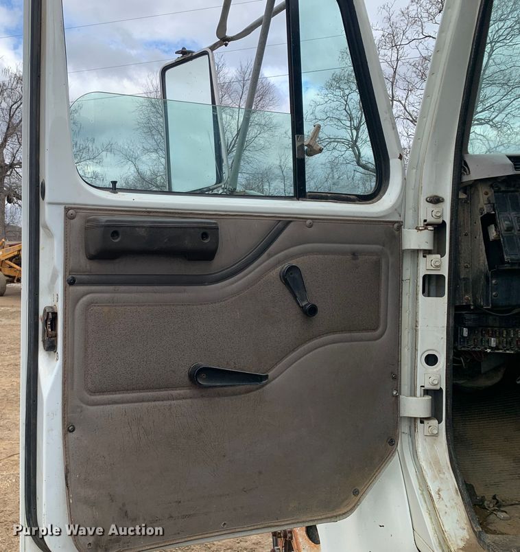 image for item LI9083 1999 International 4700  dump truck