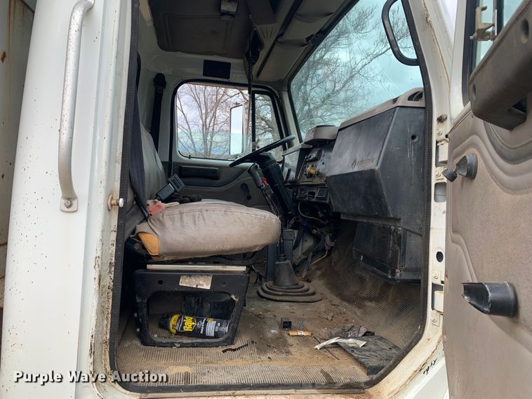 image for item LI9083 1999 International 4700  dump truck