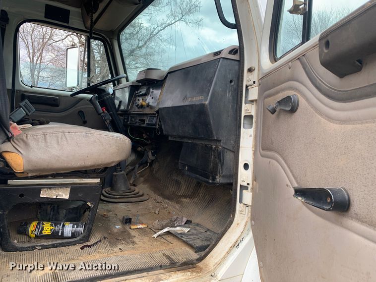 image for item LI9083 1999 International 4700  dump truck