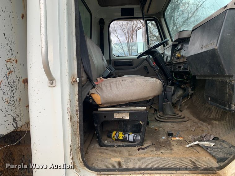 image for item LI9083 1999 International 4700  dump truck