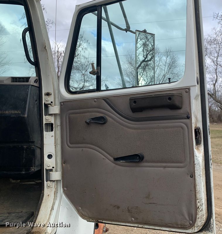 image for item LI9083 1999 International 4700  dump truck