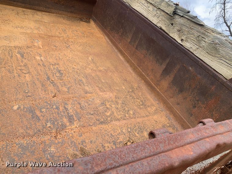 image for item LI9083 1999 International 4700  dump truck