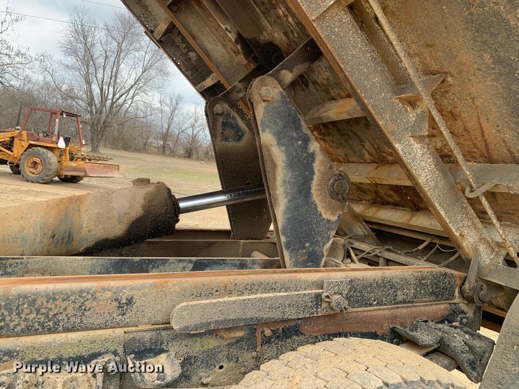 image for item LI9083 1999 International 4700  dump truck