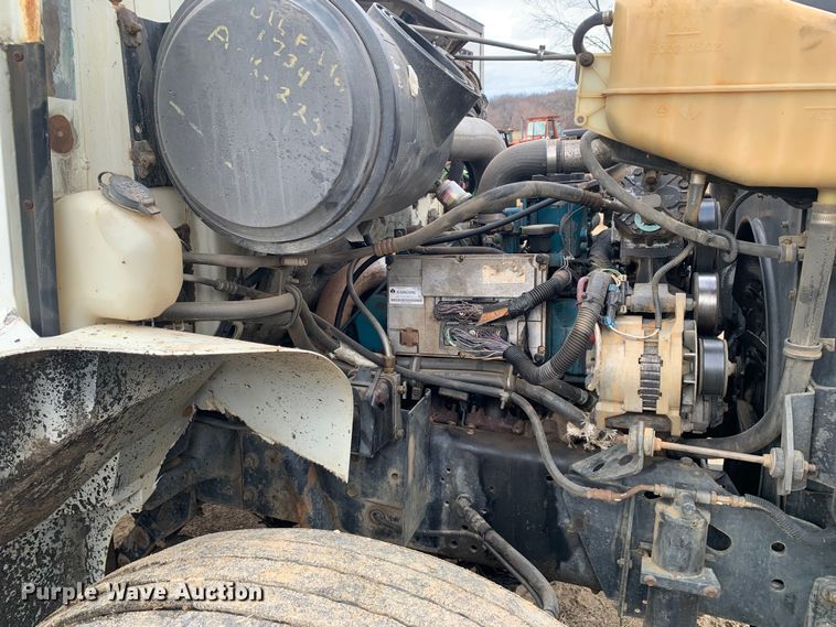 image for item LI9083 1999 International 4700  dump truck