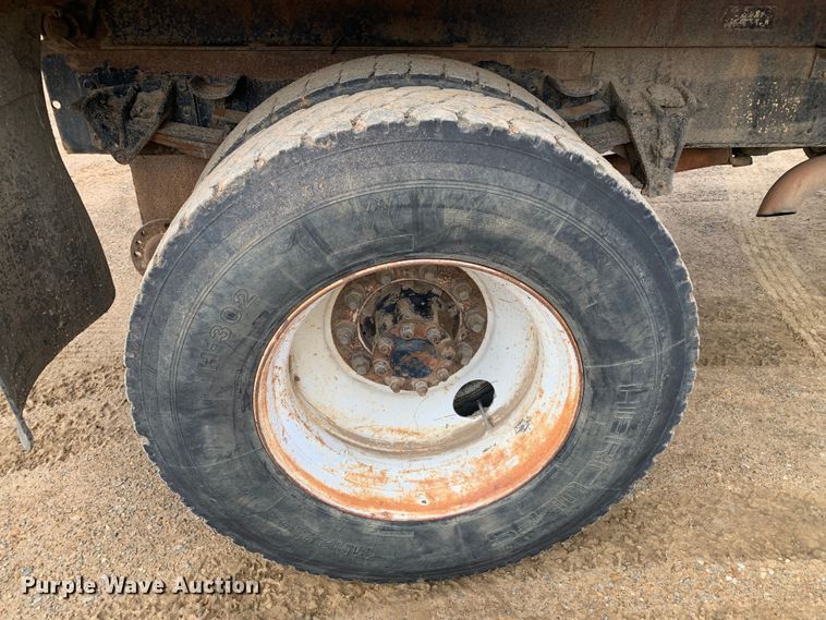 image for item LI9083 1999 International 4700  dump truck