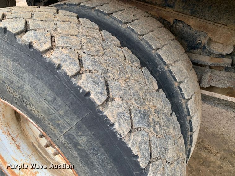 image for item LI9083 1999 International 4700  dump truck