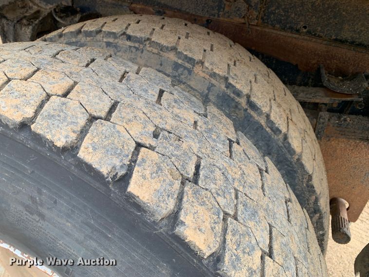 image for item LI9083 1999 International 4700  dump truck