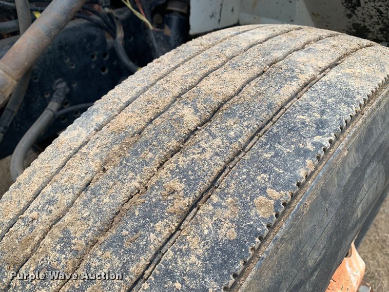 image for item LI9083 1999 International 4700  dump truck