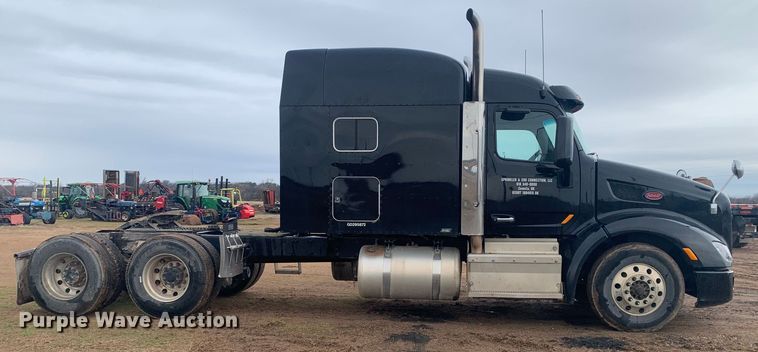 image for item LI9088 2016 Peterbilt 579  semi truck