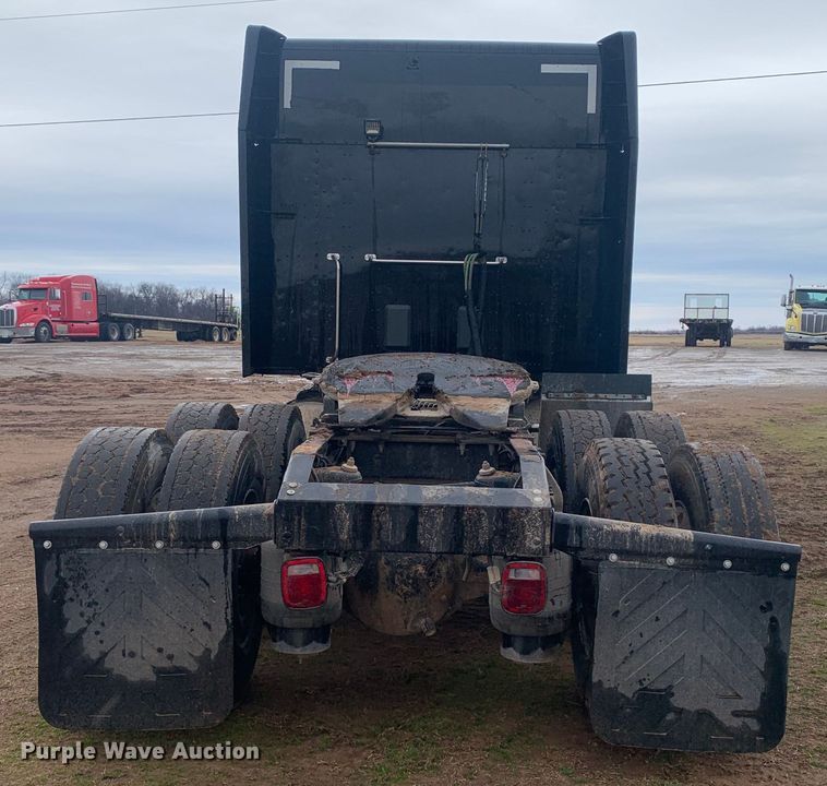 image for item LI9088 2016 Peterbilt 579  semi truck