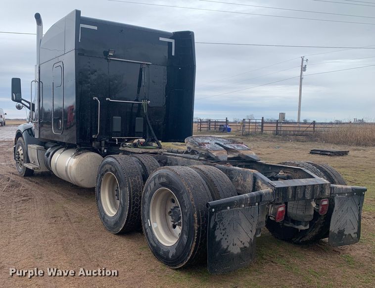 image for item LI9088 2016 Peterbilt 579  semi truck