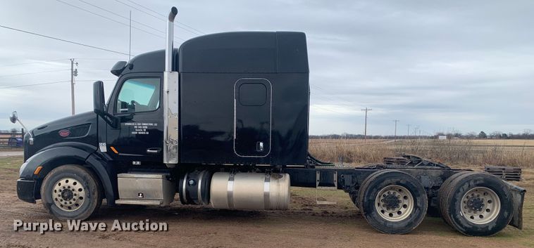 image for item LI9088 2016 Peterbilt 579  semi truck