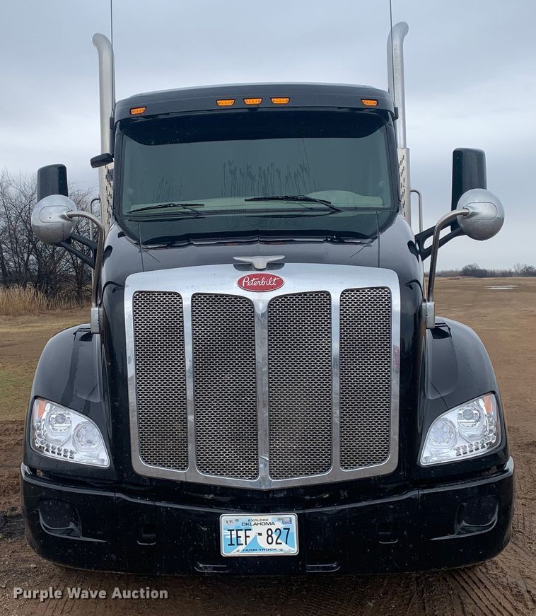 image for item LI9088 2016 Peterbilt 579  semi truck