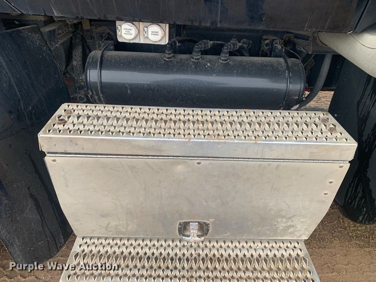 image for item LI9088 2016 Peterbilt 579  semi truck