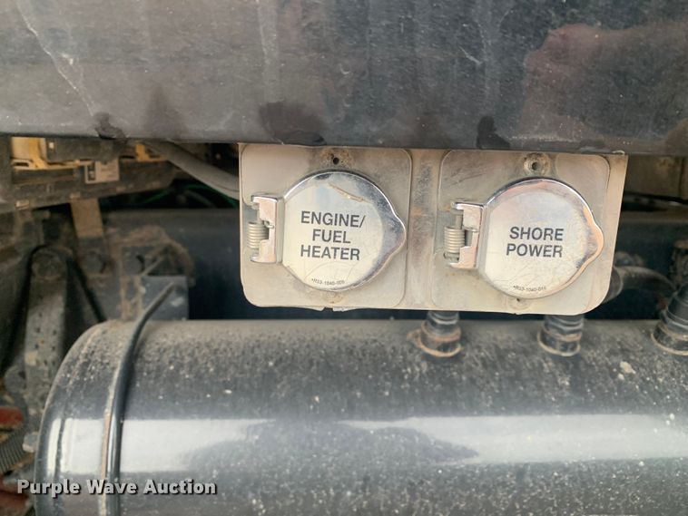 image for item LI9088 2016 Peterbilt 579  semi truck