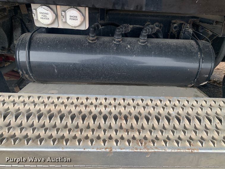 image for item LI9088 2016 Peterbilt 579  semi truck