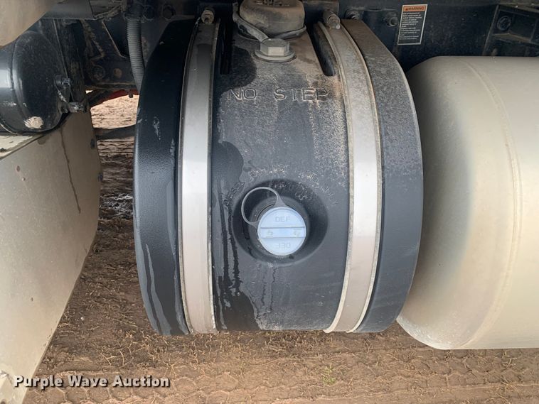 image for item LI9088 2016 Peterbilt 579  semi truck