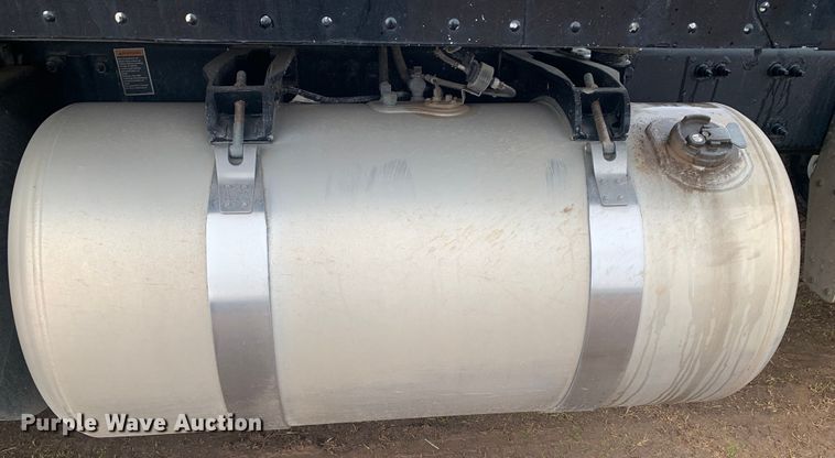 image for item LI9088 2016 Peterbilt 579  semi truck