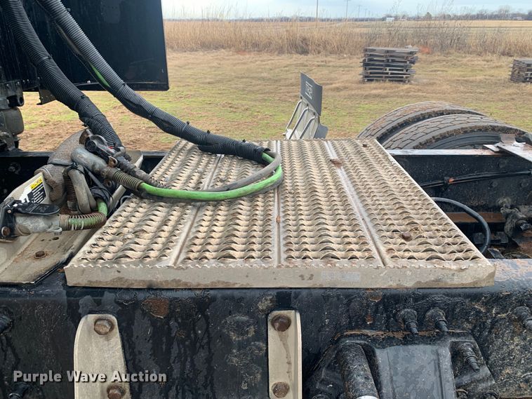 image for item LI9088 2016 Peterbilt 579  semi truck