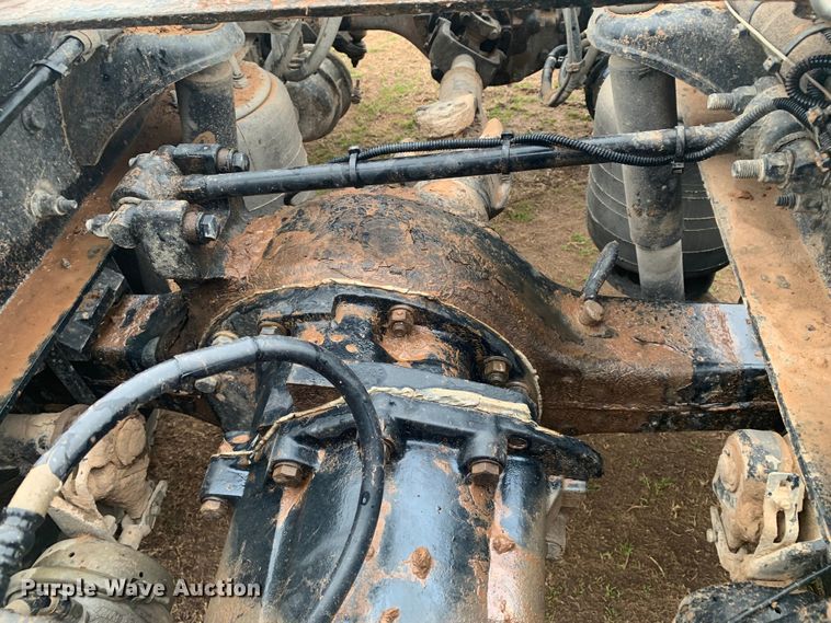 image for item LI9088 2016 Peterbilt 579  semi truck