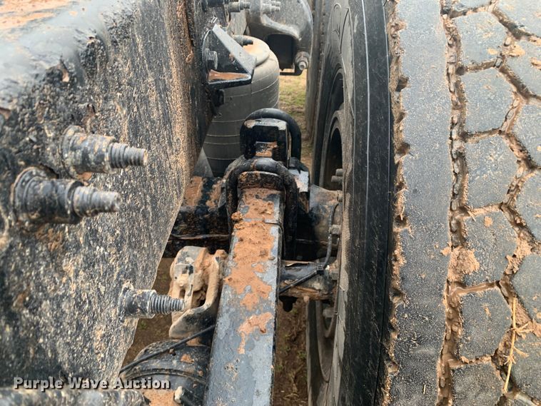 image for item LI9088 2016 Peterbilt 579  semi truck