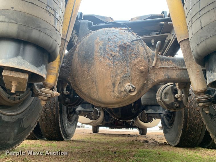 image for item LI9088 2016 Peterbilt 579  semi truck