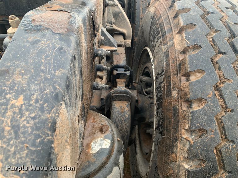 image for item LI9088 2016 Peterbilt 579  semi truck