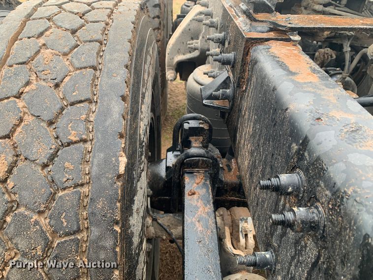 image for item LI9088 2016 Peterbilt 579  semi truck