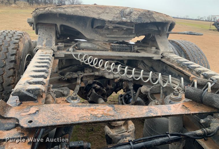 image for item LI9088 2016 Peterbilt 579  semi truck