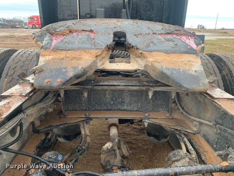 image for item LI9088 2016 Peterbilt 579  semi truck